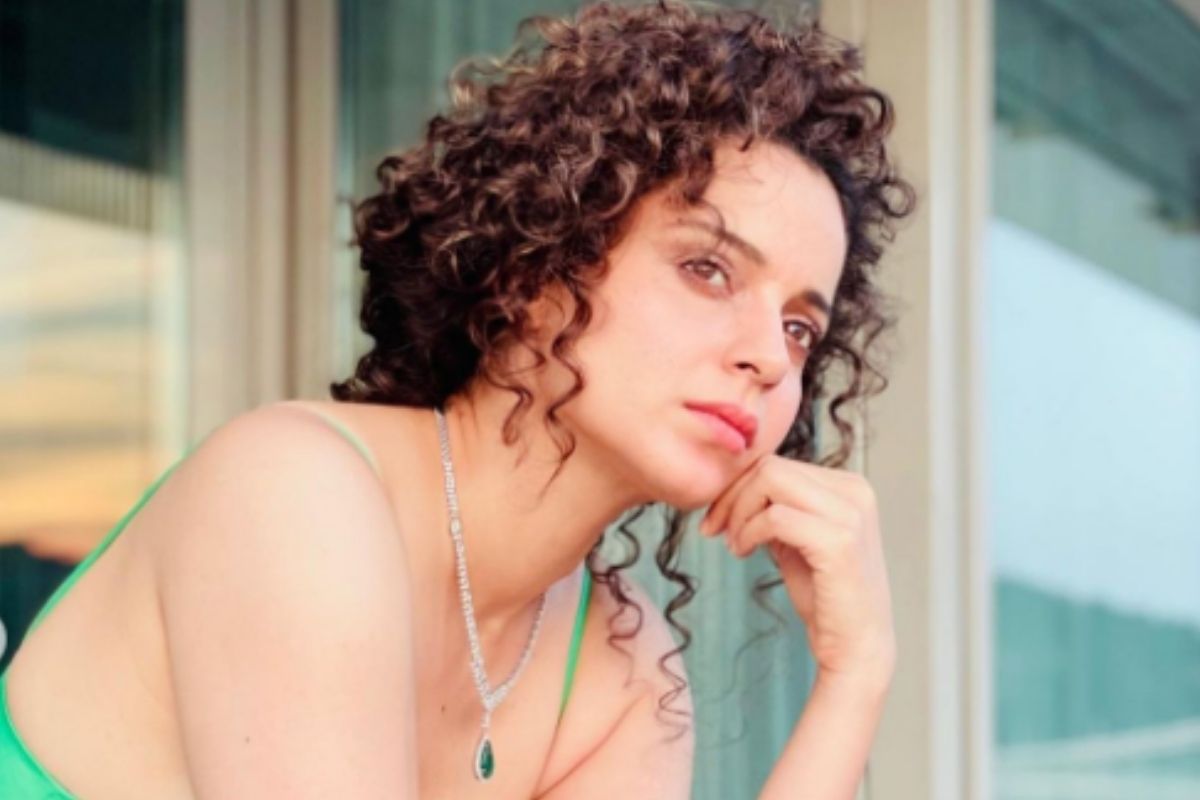  बॉलिवूड अभिनेत्री कंगना रणौत (Kangana Ranaut) सध्या तिचा आगामी चित्रपट धाकड़’ (Dhakad) मध्ये व्यस्त आहे. नुकतेच तिने काही फोटो शेअर केले आहेत, ज्याने चाहत्यांचं लक्ष वेधलं आहे.