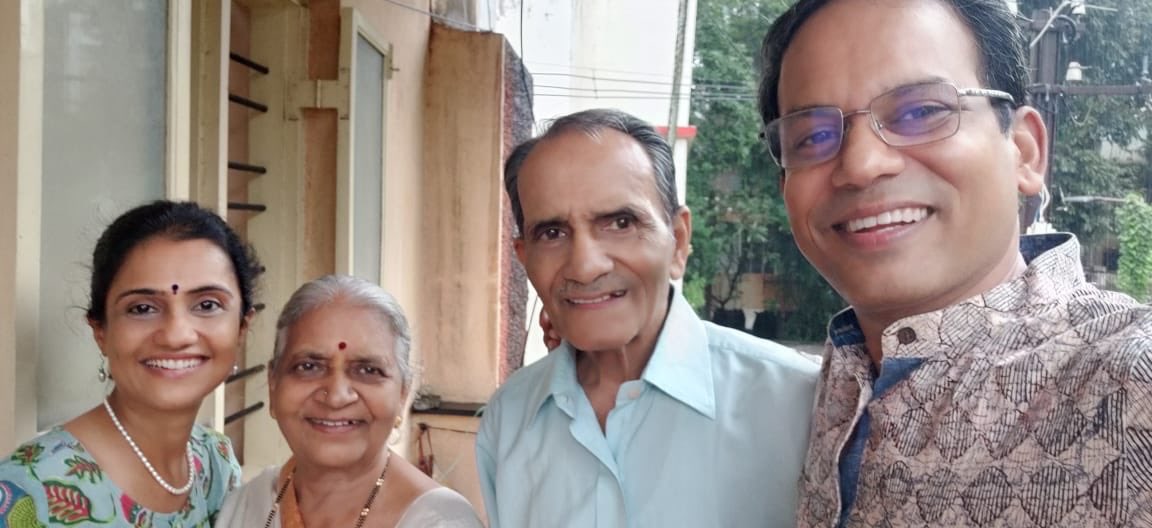 अमृताने फोटो शेअर करत लिहिलं आहे, 'गुरुपौर्णिमा . माझ्या सासूसासर्यांनी मला खूप मोलाच्या गोष्टी शिकवल्या आहेत म्हणून आजचा दिवस त्यांच्यासोबत असण्याचा आनंद आगळा आहे.'