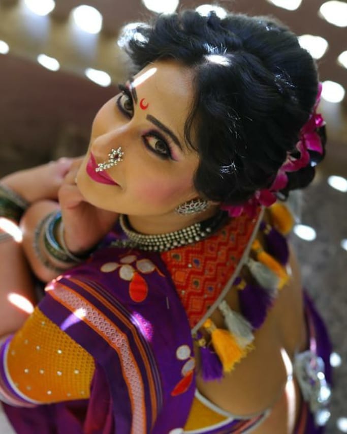 प्रिया मराठेची ही खण आणि सिव्हर नथ कॉम्बिनेशन लेटेस्ट फॅशन आणि पारंपरिक लुक यांचं मस्त कॉम्बिनेशन आहे.