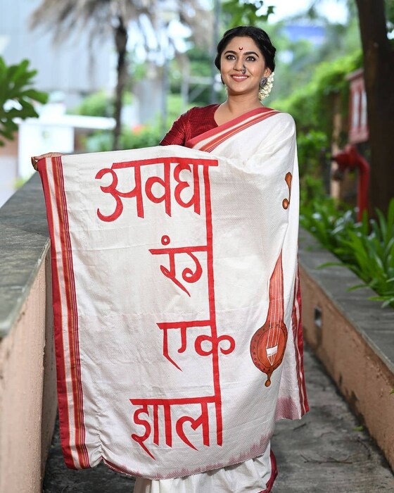 'सा रे ग म प लिटिल चॅम्प' या रिएलिटी शोच्या दुसऱ्या पर्वाचे सूत्रसंचालन मृण्मयी देशपांडे सध्या करते आहे.