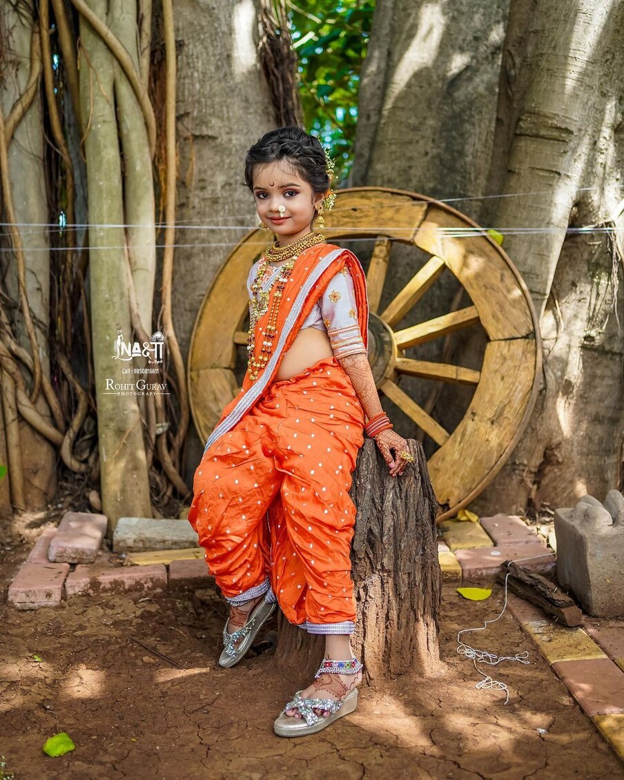 चार्वी देखील सुंदर पारंपरिक वेशात दिसून येत आहे.