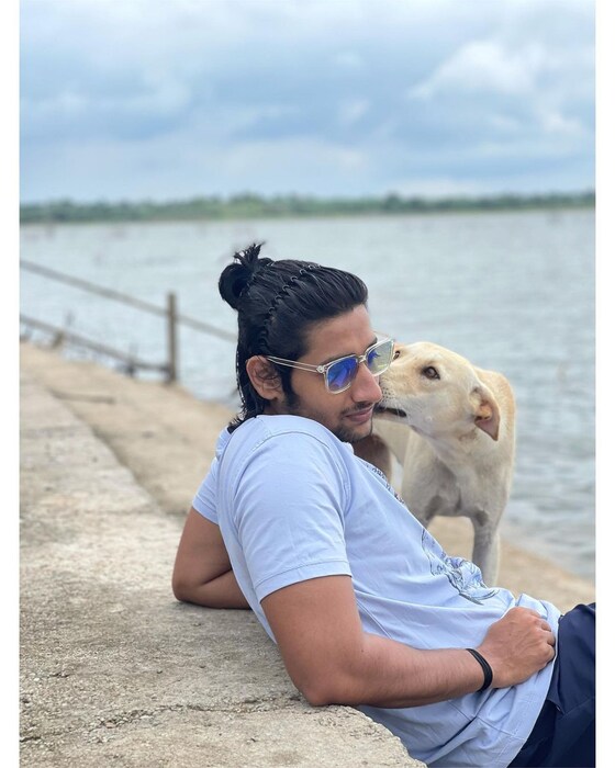 यामध्ये आकाश खुपचं स्टाईलिश दिसून येत आहे.