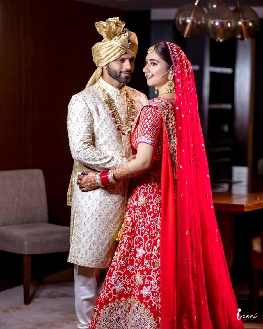 गुलाबी रंगाचा सुंदर लेहंगा आणि ऑफव्हाइट शेरवानी असा पोषाख त्यांनी लग्नासाठी परिधान केला होता.