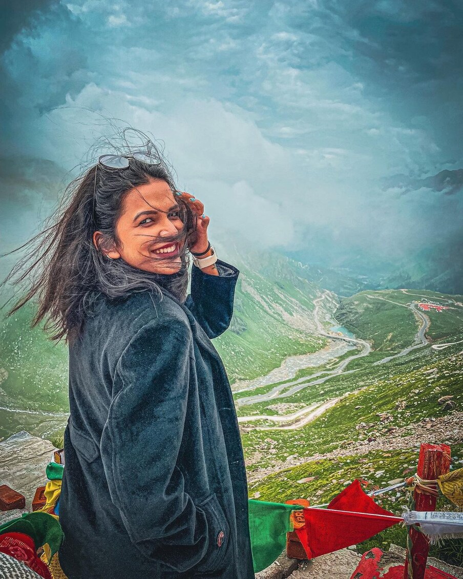 मिताली सुंदर निसर्गाचा आनंद घेताना दिसत आहे.