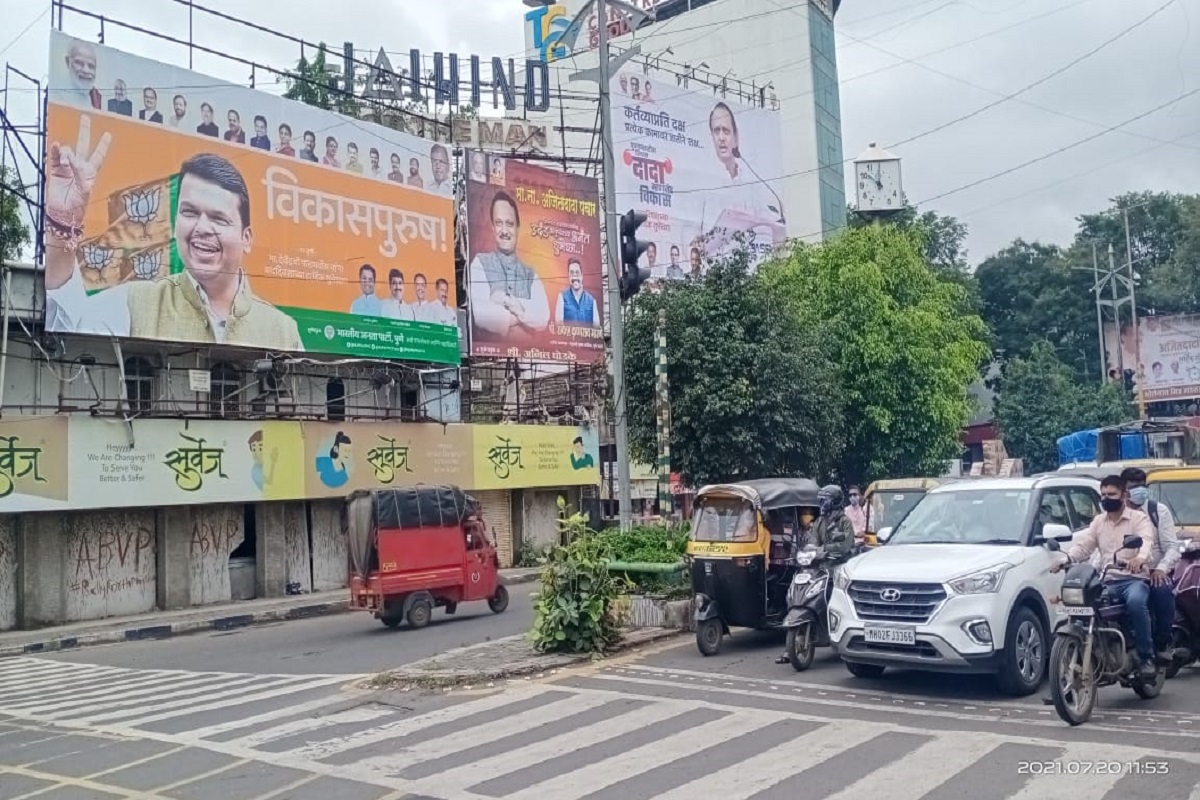 पुण्यात hoarding war: अजितदादा कारभारी लय भारी तर देवेंद्र नवपुण्याच्या विकासाचे शिल्पकार, पाहा PHOTOS