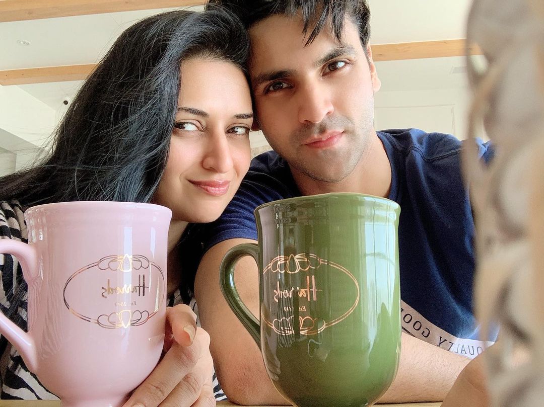 विवेकने एका मुलाखतीत सांगीतलं होतं की सुरूवातीला ते एकमेकांना लाईक करत नव्हते. पण त्यांचे बंध कोणी तिसऱ्या व्यक्तिनेच जुळवले होते. व ती व्यक्ती त्याच्या सेट वरीलचं होती.