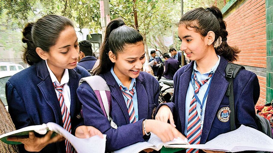 म्हणजेच दहावीत अंतर्गत स्वाध्यायांसाठी 30 गुण, प्रात्यक्षिकसाठी 20 गुण आणि नववीत मिळवलेल्या गुणांसाठी 50 गुण असं वेटेज असणार आहे. अशा पद्धतीनं दहावीच्या निकालाचं मूल्यांकन केलं जाणार आहे. हे सर्व गुण संबंधित शाळांकडून पाठवण्यात आले आहेत.