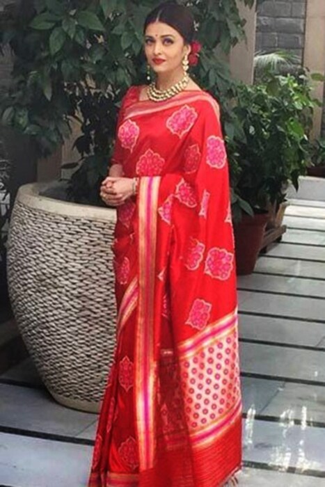 साडीला घडी पडू नये यासाठी अधूनमधून उघडत जा. बाहेर काढून घडी बदलून ठेवा. शक्य असल्यास बटर पेपर ठेवा.