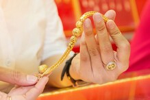 सोने दरात घसरण सुरूच; सणासुदीला बायकोला खूश करण्याचा गोल्डन चान्स सोने दरात घसरण सुरूच; सणासुदीला बायकोला खूश करण्याचा गोल्डन चान्स