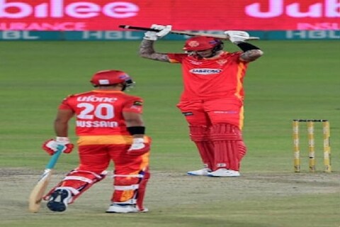 पाकिस्तानविरुद्धच्या वनडे सीरिजआधी इंग्लंडच्या (England vs Pakistan) 3 खेळाडू आणि 4 सपोर्ट स्टाफना कोरोनाची लागण झाली. यामुळे इंग्लंडने तडकाफडकी संपूर्ण टीमच बदलून टाकली. आता वनडे सीरिजसाठ बेन स्टोक्सला (Ben Stokes) कर्णधार करण्यात आलं आहे.