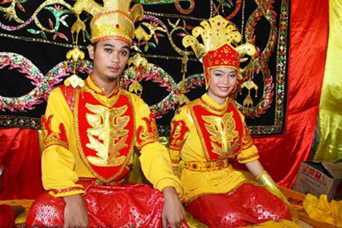 OMG! नवविवाहितांना 3 दिवस टॉयलेटला बंदी; 'या' देशात आजही पाळली जाते भयंकर प्रथा