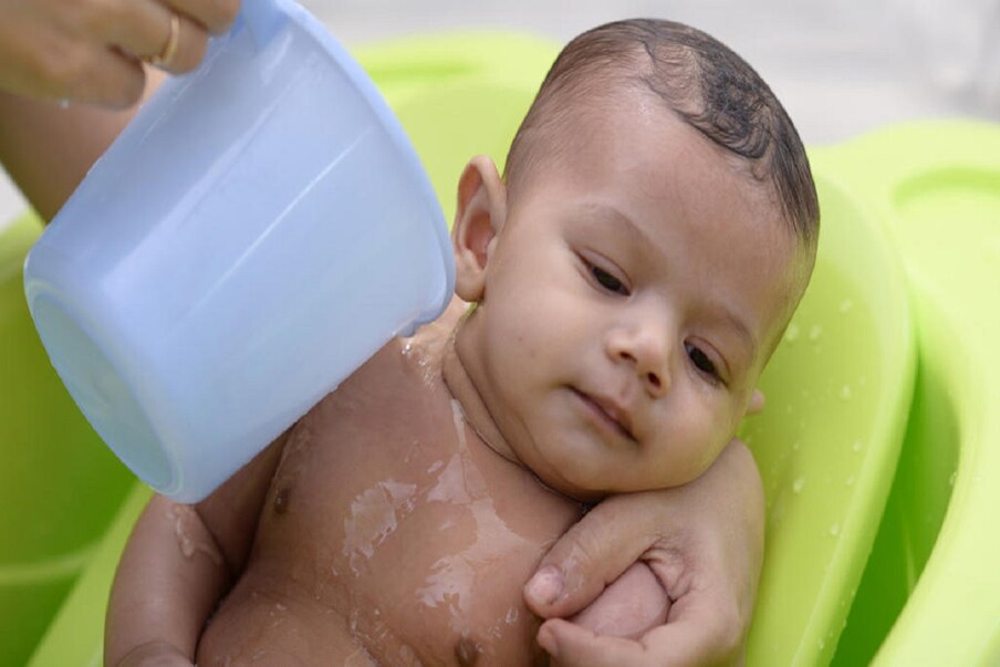 बाळांना झोपवण्याआधी शक्यतो कोमट पाण्याने अंघोळ घालावी. त्यामुळे बाळ रिलॅक्स होईल आणि त्याला शांत झोप लागेल. अंगाला शेक बसल्याने बाळाला आराम वाटेल. हा सर्वसाधारणपणे केला जाणारा जुना उपाय आहे.