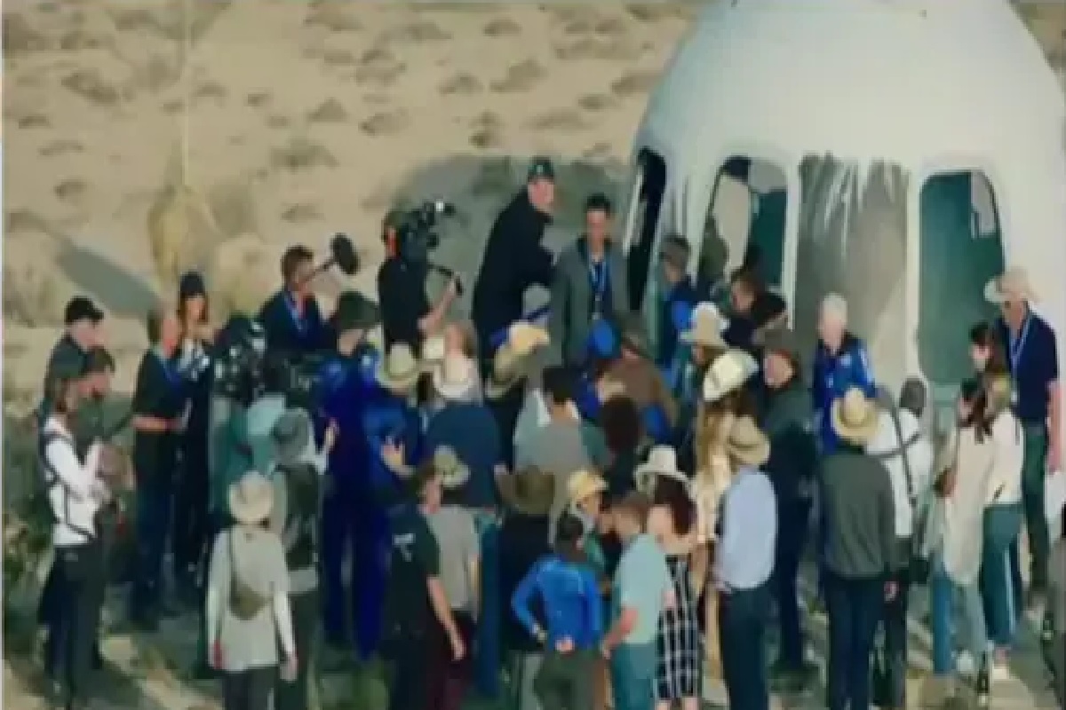 Jeff Bezos 11 मिनिटांची ऐतिहासिक अंतराळ सफर करून उतरले धरतीवर; नोंदवले 2 नवे विक्रम, पाहा Video