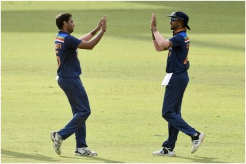 श्रीलंकेविरुद्धच्या दुसऱ्या वनडेमध्ये टीम इंडियाचा (India vs Sri Lanka) रोमांचक विजय झाला. 276 रनच्या आव्हानाचा पाठलाग करताना भारताची अवस्था 193/7 अशी झाली, पण दीपक चहर (Deepak Chahar) आणि भुवनेश्वर कुमार (Bhuvneshwar Kumar) यांनी नाबाद पार्टनरशीप करत भारताला अशक्य वाटणारा विजय मिळवून दिला. 