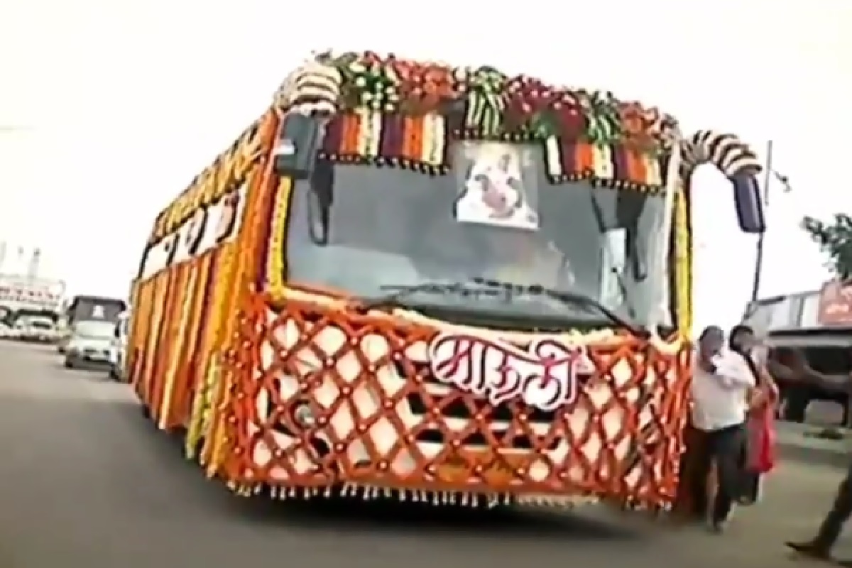 पुढच्या वर्षी तरी पायी वारी घडू दे! माऊलींच्या पादुकांच्या प्रवासाचा हा VIDEO उभे करेल रोमांच