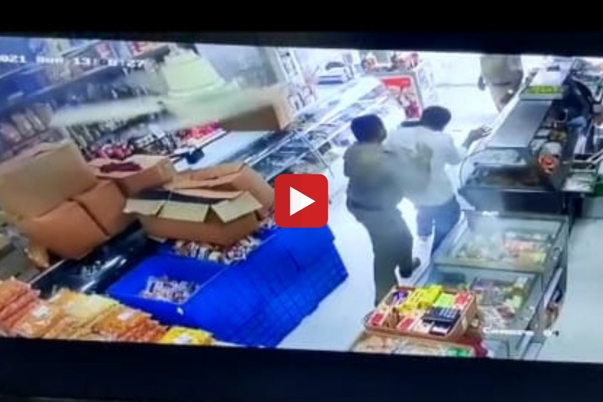 VIDEO: फरसाण न दिल्यानं दुखावला आत्मसन्मान; वीकेंड लॉकडाऊनचं कारण देत पोलिसानं घेतला बदला