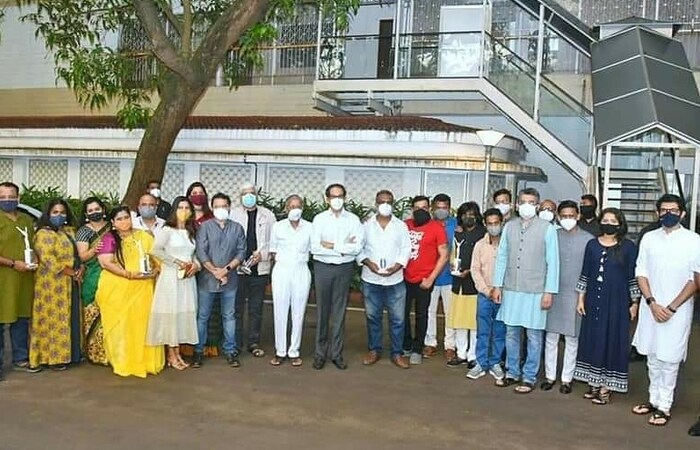 त्याचप्रमाणे आपल्या रोजच्या जगण्यात विनोद हे वंगणाचे काम करते. विनोद निर्मितीचे मोठे काम विनोदी लेखक, कलाकार करतात. सातत्याने हसविणे हे कठीण काम असते. नवनवीन सुचत राहणे अवघड असते. पण हे मोठे काम हास्य जत्राची टीम करते आहे. चांगले काम करणारे कलावंत आणि मनोरंजन क्षेत्राला नेहमीच पाठबळ दिले जाईल, असेही मुख्यमंत्री श्री. ठाकरे यांनी सांगितले.