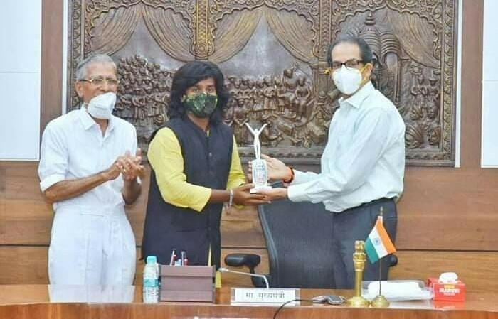 कार्यक्रमात मुख्यमंत्री श्री. ठाकरे यांच्या हस्ते लेखक सचिन मोटे, निर्माता दिग्दर्शक सचिन गोस्वामी, लेखक-अभिनेते समीर चौगुले, अभिनेते प्रसाद खांडेकर, विशाखा सुभेदार, गौरव मोरे, नम्रता संभेराव यांना पुरस्कार प्रदान करण्यात आले.