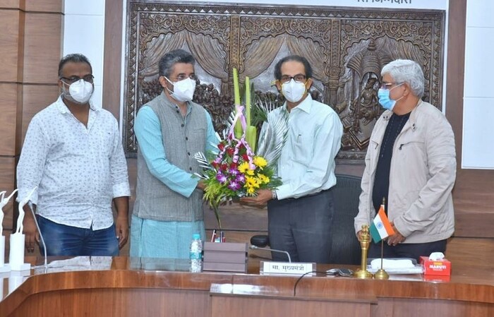 “रोजच्या जगण्यातला विनोद हा निराशा दूर करून सकारात्मकता निर्माण करतो. कोविडनंतर दाटणारी निराशा दूर करण्याचे काम ‘हास्यजत्रा’ची टिम करत आहे. तुम्ही नेमक्या वेळी ज्या गोष्टीची जास्त गरज आहे, ते काम करत आहात” अशा शब्दांत मुख्यमंत्री उद्धव ठाकरे यांनी कलाकारांचं कौतुक केलं.