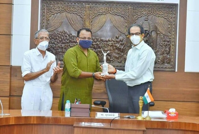 यंत्राने आवाज करू नये. ते व्यवस्थित चालावे म्हणून वंगण घालतो. 