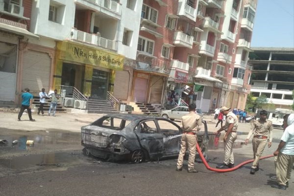 VIDEO: भर रस्त्यात Burning Car चा थरार! सकाळी सर्व्हिसिंग केलेल्या कारनं दुपारी घेतला पेट; काही मिनिटांत होत्याचं नव्हतं