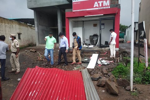 Explosion in Chakan ATM Pune: पुणे जिल्ह्यात गेल्या दोन दिवसांपासून एटीएम सेंटरमध्ये स्फोट घडत असल्याच्या घटना उघडकीस येत आहेत.
