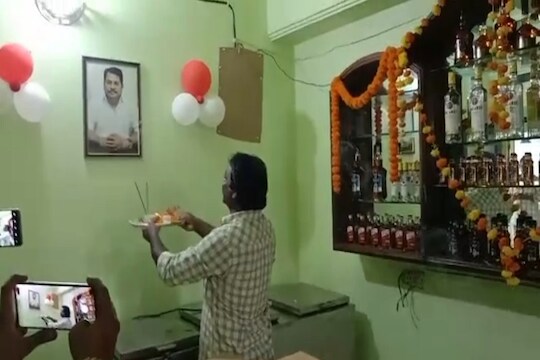 बार मालकाचा आनंद गगनात मावेना; दारूबंदी उठवल्याने वडेट्टीवारांची आरती करुन पूजा, VIDEO VIRAL