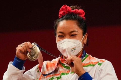टोकयो ऑलिम्पिकमध्ये (Tokyo Olympics 2020) वेटलिफ्टिंग स्पर्धेत  भारताची अनुभवी खेळाडू मीराबाई चानूनं (Mirabai Chanu) इतिहास रचला आहे. तिने ऑलिम्पिक स्पर्धेत सिल्व्हर मेडल जिंकले आहे.