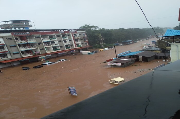 महाराष्ट्रात कोकण आणि पश्चिम महाराष्ट्रात गेल्या दोन दिवसांच्या पावसाने पूरस्थिती निर्माण झाली आहे. वाशिष्ठी नदीला पूर आल्याने संपूर्ण चिपळूण शहरात पाणी शिरलं आहे. बाजारपेठ आणि एसटी स्टँड तर पाण्याखाली गेलंय.