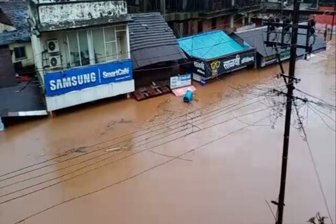 

नगरविकास मंत्री एकनाथ शिंदे यांनी आज पुरातून सावरत असलेल्या चिपळूण शहराला आणि बाजारपेठेला भेट दिली. 