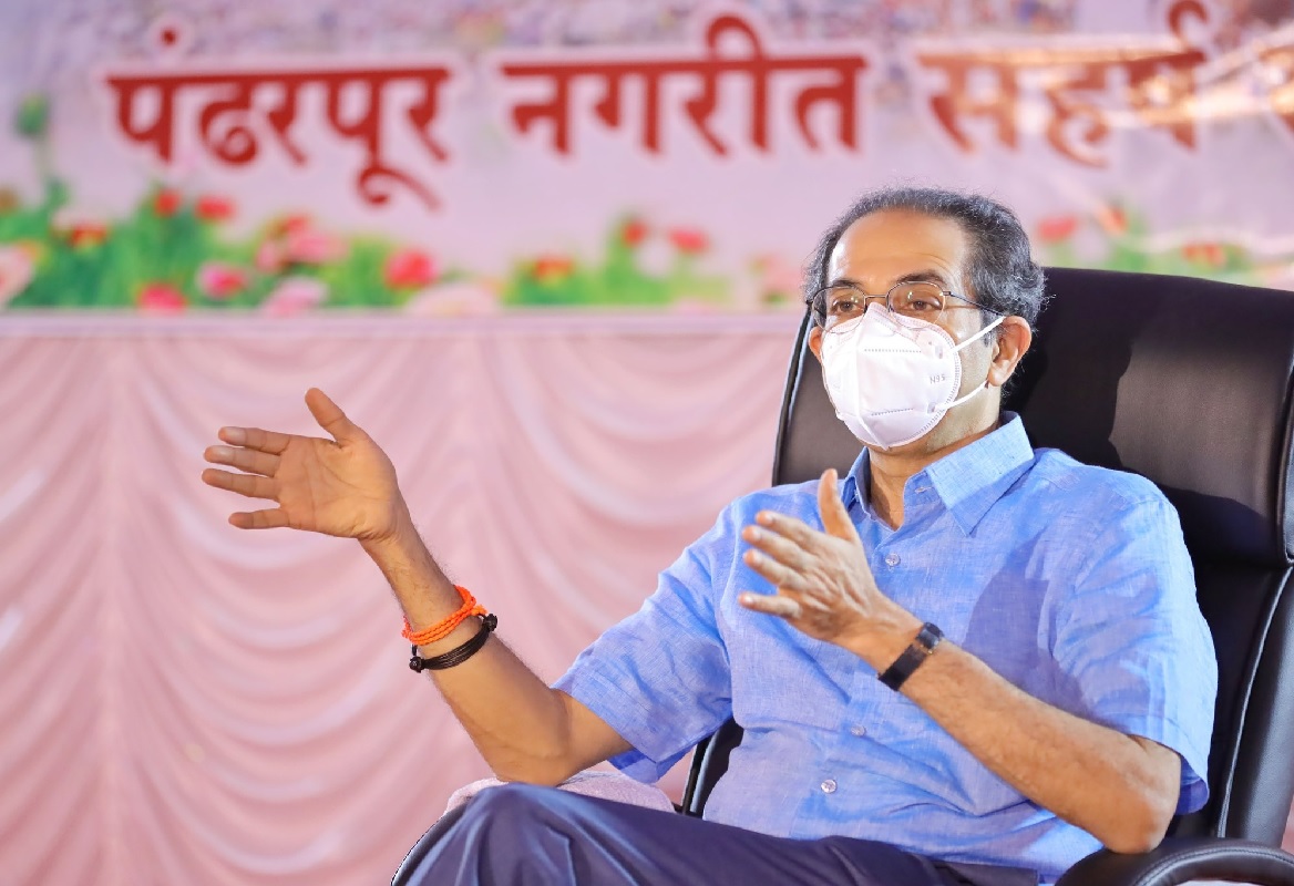 ''पंढरपुरात पुन्हा एकदा भक्तीसागर भरु दे, कोरोनाचं संकट नष्ट होऊ दे''; मुख्यमंत्री उद्धव ठाकरेंचं विठुराया चरणी साकडं