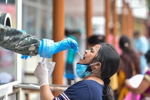 11 राज्यांमध्ये केलेल्या सर्वेक्षणात कमीतकमी दोन तृतीयांश लोकांमध्ये कोरोनाविरोधात अँटीबॉडीज (Coronavirus Antibodies) विकसित झाल्याचं आढळलं आहे. मध्य प्रदेश यात अव्वल आहे