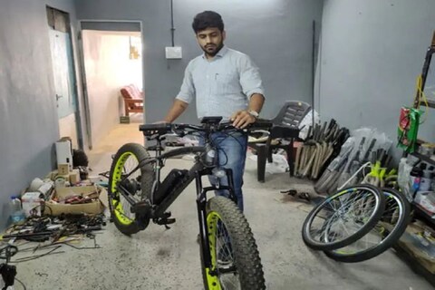वडोदराच्या एका तरुणानं स्वतः इलेक्ट्रिक सायकली तयार करून विकायला सुरुवात केली आणि बघता बघता त्याचा व्यवसाय प्रचंड यशस्वी होत असल्याचं लक्षात आलं.