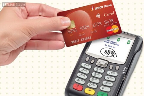 सध्याच्या डिजीटल युगात डेबिट कार्ड (Debit Card) ही आपली दैनंदिन गरज बनली आहे. डेबिट कार्डच्या रुपाने आपले बँक अकाउंट (Bank Account) आपल्या खिशात सामावलेले असते, असं म्हणलं तर ती अतिशयोक्ती ठरणार नाही.
