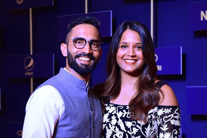 दिनेश कार्तिक-दीपिका : दिनेश कार्तिक (Dinesh Karthik) याची लव्ह स्टोरीही एखाद्या चित्रपटासारखीच आहे. त्याने निकीतासोबत लग्न केलं, पण या दोघांचं लग्न फार काळ टिकलं नाही. निकीताने मुरली विजयसोबत लग्न केलं, यानंतर दिनेश कार्तिकच्या आयुष्यात भारताची स्क्वॅशपटू दीपिका पल्लीकल (Deepika Pallikal) आली. हिंदू असलेल्या कार्तिकने ख्रिश्चन दीपिकासोबत आयुष्याची नवी इनिंग सुरू केली. 