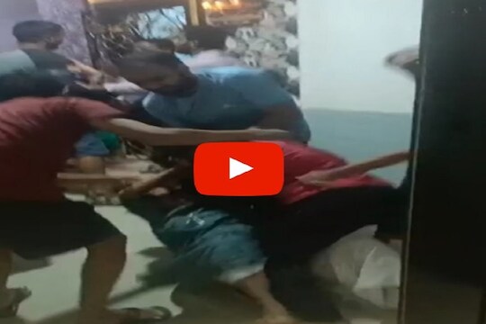 शुल्लक कारणावरुन शेजाऱ्यांत फ्री स्टाईल हाणामारी, VIDEO पाहून चक्रावून जाल