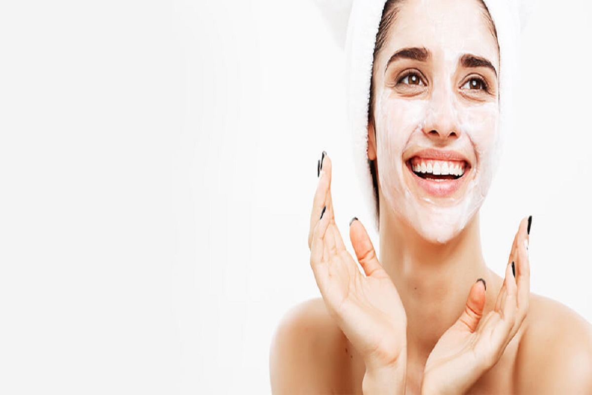 त्यामुळे आपण कितीही ब्युटी प्रॉडक्ट लावले तरी, त्यांचा परिणाम चांगला होतोच असं नाही. चेहऱ्यावरचे डाग घालवण्यासाठी अनेक होम रेमेडी केल्या असतील तरीदेखील हे सोपे उपाय करून पहा. यामुळे त्वचा तजेलदार दिसायला लागेल.