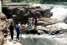 स्थानिकांच्या धाडसामुळं चिमुकलीला जीवदान, वाहून जाणाऱ्या मुलीची अशी केली सुटका स्थानिकांच्या धाडसामुळं चिमुकलीला जीवदान, वाहून जाणाऱ्या मुलीची अशी केली सुटका