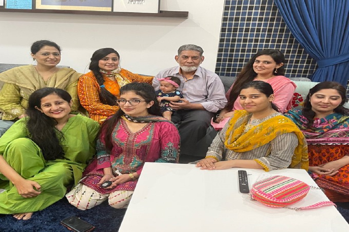 पाकिस्तानात 7 मुली झाल्या सर्जन, कट्टरपंथियांचं खवळलं पित्त, पातळी सोडून टीका