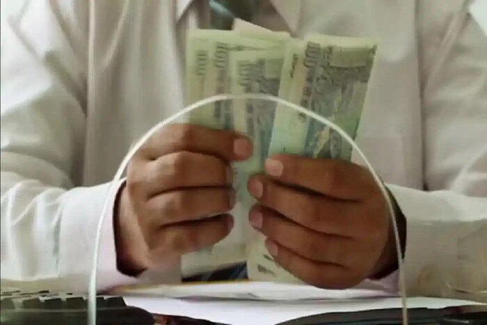 कुणाला उघडता येईल खातं?- 1. भारताचा कुणीही नागरिक या योजनेअंतर्गत खातं उघडू शकतो. 2. खातं उघडण्यासाठी 10 वर्षांची कमीतकमी वयोमर्यादा आहे. 