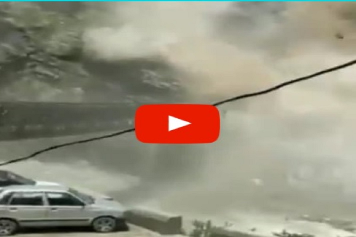 LIVE VIDEO: दरड कोसळून थेट पर्यटकांच्या गाडीवर, 9 जणांचा मृत्यू तर 3 जखमी