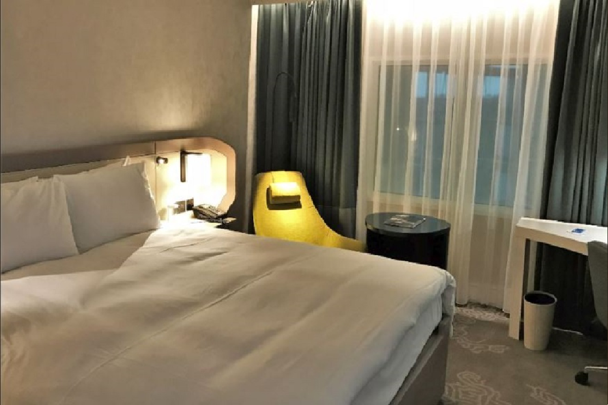 तुमच्या हॉटेल रूममध्ये छुपा कॅमेरा तर नाही ना? या सोप्या ट्रिक वापरून तपासा