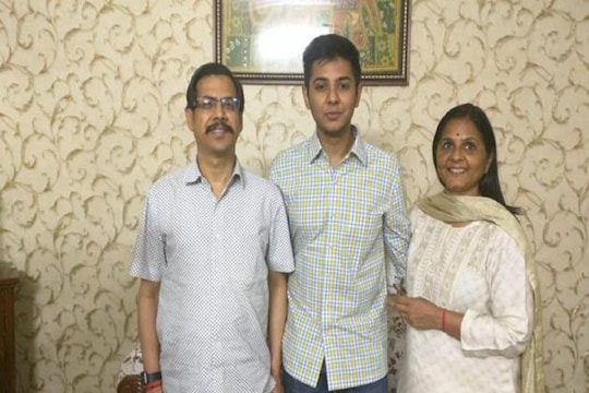 अक्षत यांचे आई-वडील दोघेही सिव्हिल सर्विसमध्ये आहेत.