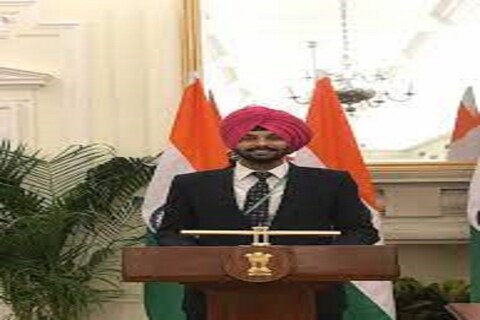 हार्ड वर्क आणि टाईम मॅनेजमेंट’ करून UPSC परीक्षेमध्ये यश मिळवून IAS होण्याचं स्वप्न पूर्ण करता येतं असं अनमोल सिंह बेदी सांगतात.