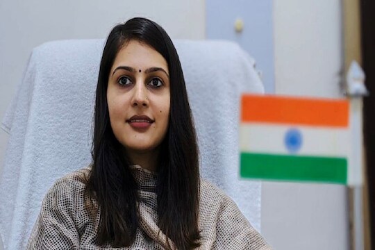 स्वत:च्याच चुकांचा केला अभ्यास; सर्वसाधारण कुटुंबातल्या अंकिता चौधरी कठोर मेहनतीने झाल्या IAS