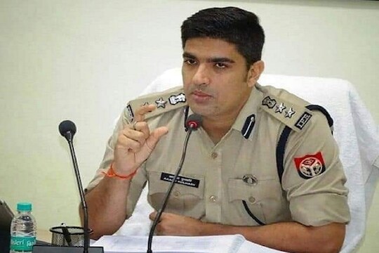 आकाश कुल्हारी आपल्या मेहनतीने आयपीएस ऑफिसर बनले आहेत.
