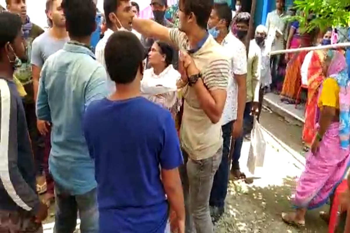 VIDEO: ठाण्यापाठोपाठ जळगावातही लसीकरण केंद्रावर राडा; धरणगावात तुंबळ हाणामारी