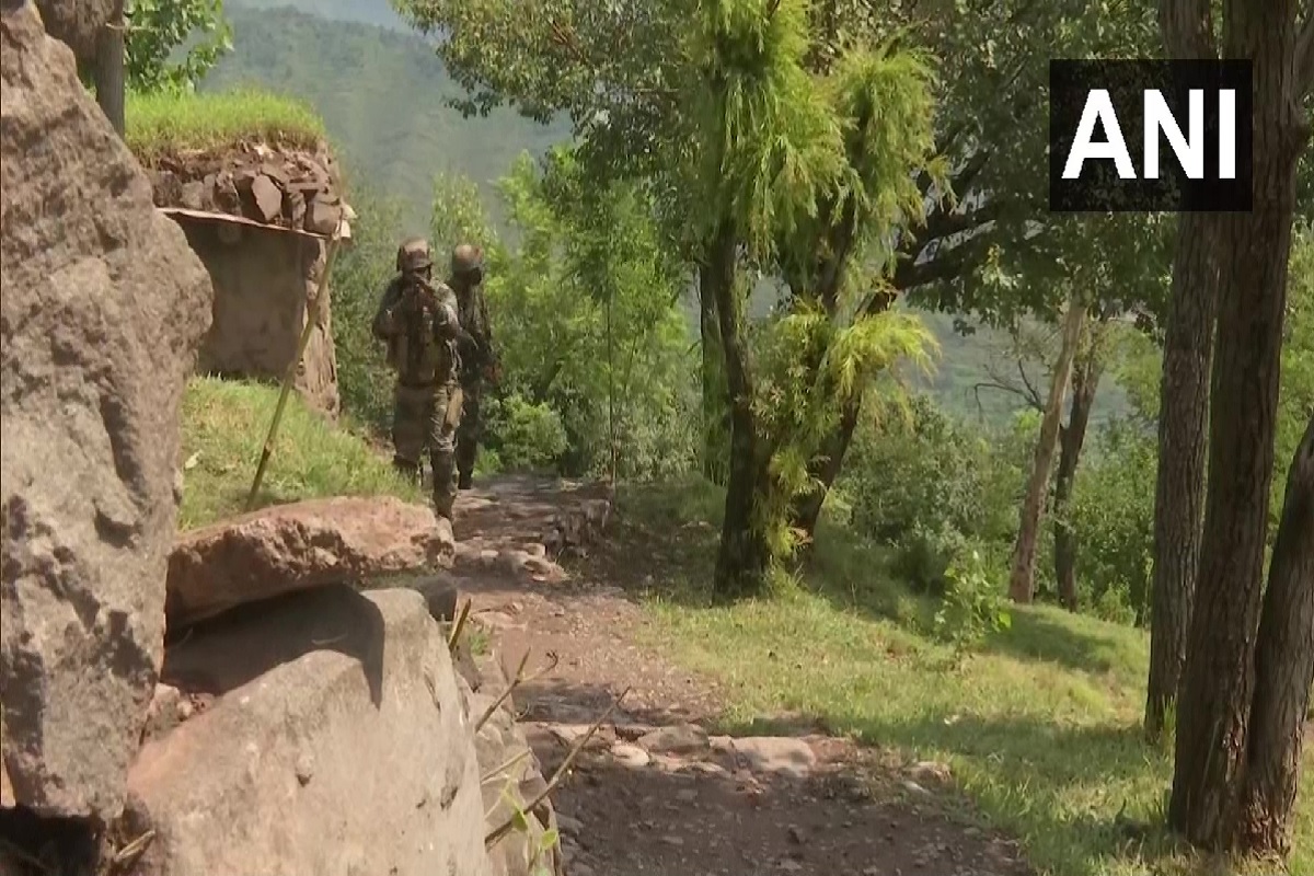 श्रीनगरच्या दानमरमध्ये भारतीय सैन्य- दहशतवाद्यांमध्ये चकमक, लष्कर-ए- तोयबाच्या दोन दहशतवाद्यांचा खात्मा