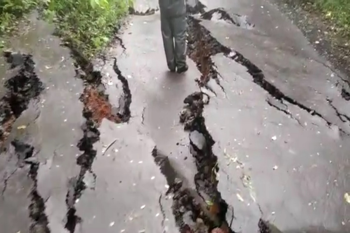 VIDEO: कोल्हापुरला मुसळधार पावसाचा तडाखा; भूस्खलनामुळे 15 फूट रस्ता खचला, अनेक गावांचा संपर्क तुटला