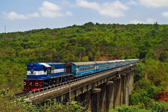 Job Alert: कोकण रेल्वेत सिव्हिल इंजिनीअर्ससाठी होणार भरती; या पत्त्यावर लगेचच पाठवा अर्ज